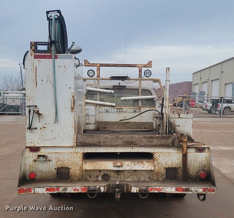 image for item LA9627 2004 Ford  F550 SuperCab flatbed truck