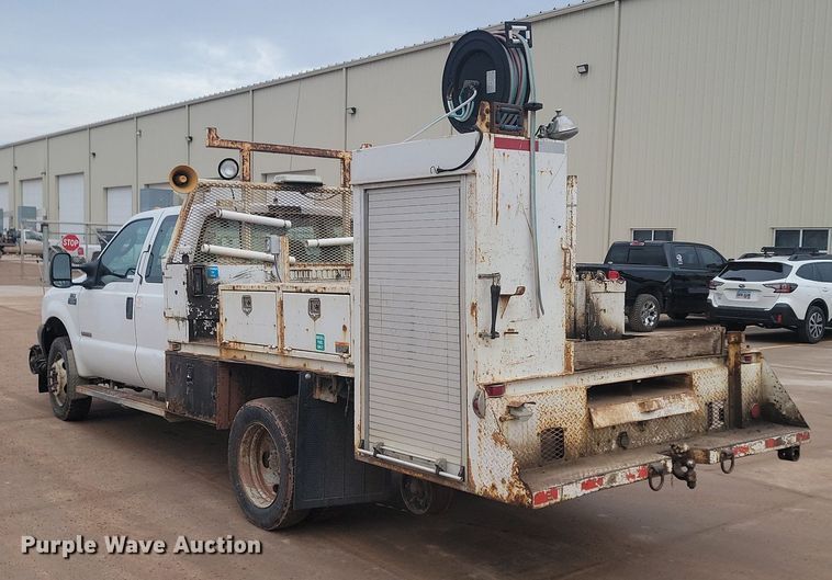 image for item LA9627 2004 Ford  F550 SuperCab flatbed truck