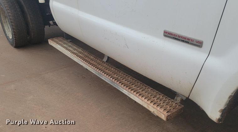 image for item LA9627 2004 Ford  F550 SuperCab flatbed truck