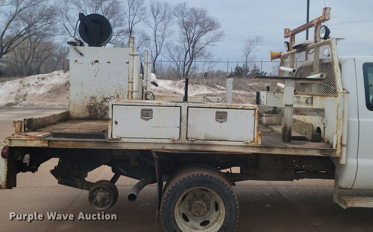 image for item LA9627 2004 Ford  F550 SuperCab flatbed truck