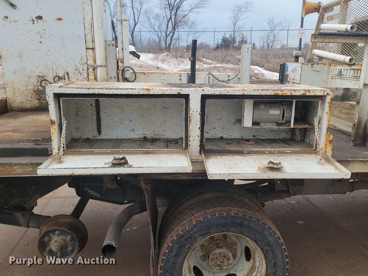 image for item LA9627 2004 Ford  F550 SuperCab flatbed truck