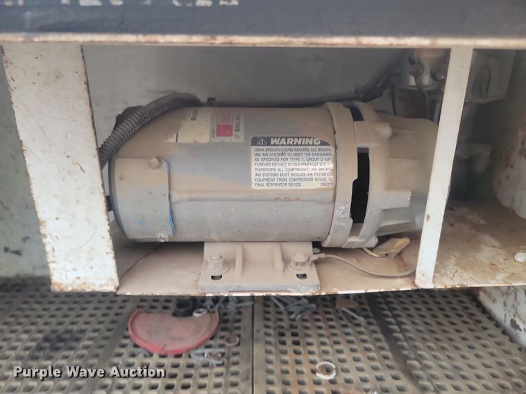 image for item LA9627 2004 Ford  F550 SuperCab flatbed truck