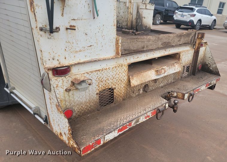 image for item LA9627 2004 Ford  F550 SuperCab flatbed truck