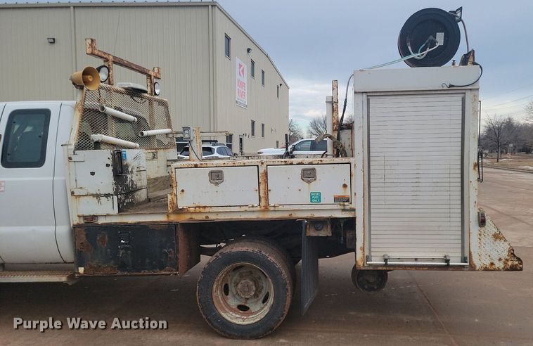 image for item LA9627 2004 Ford  F550 SuperCab flatbed truck