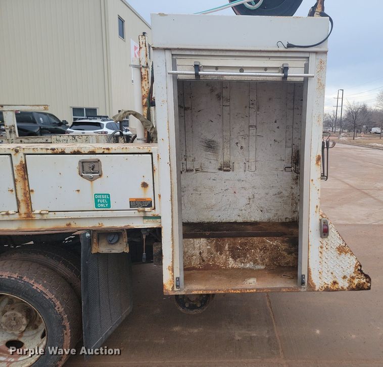 image for item LA9627 2004 Ford  F550 SuperCab flatbed truck