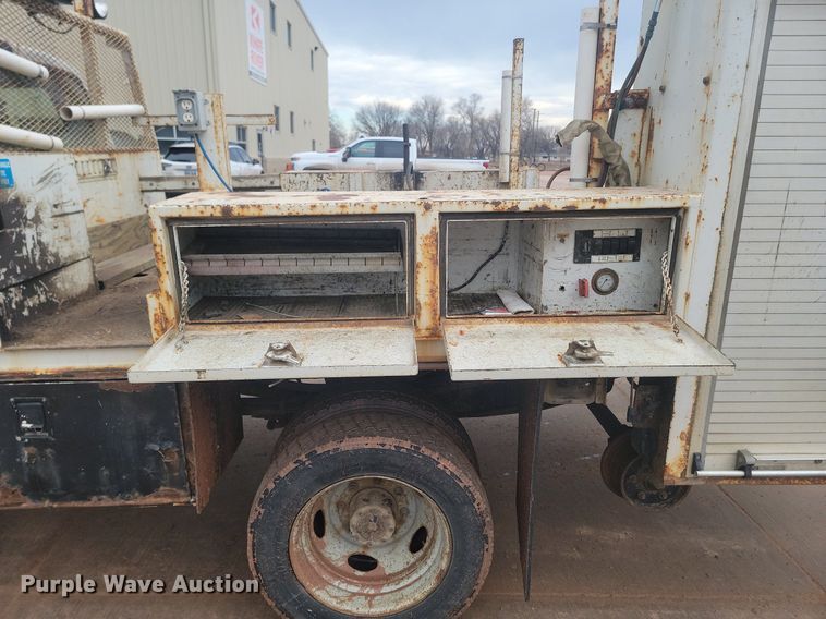 image for item LA9627 2004 Ford  F550 SuperCab flatbed truck