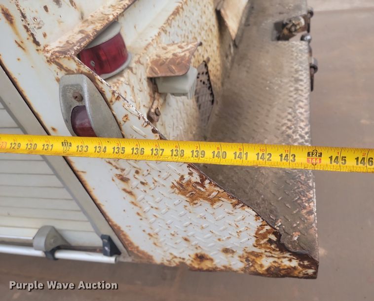 image for item LA9627 2004 Ford  F550 SuperCab flatbed truck