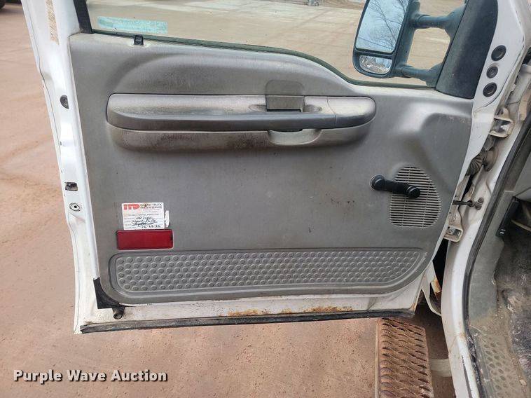 image for item LA9627 2004 Ford  F550 SuperCab flatbed truck