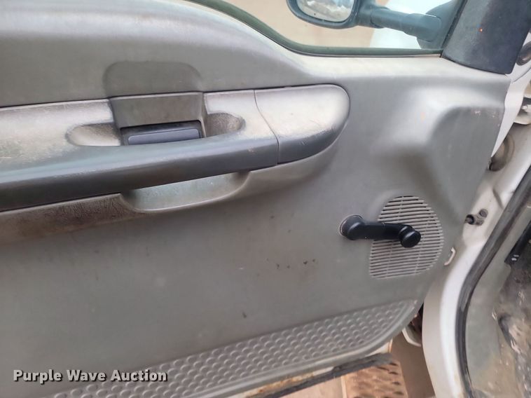 image for item LA9627 2004 Ford  F550 SuperCab flatbed truck