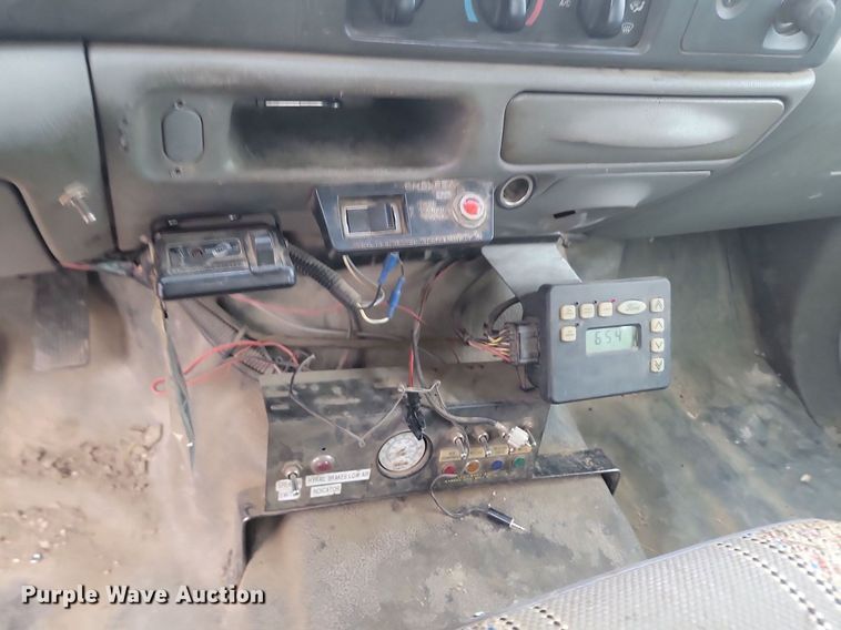 image for item LA9627 2004 Ford  F550 SuperCab flatbed truck