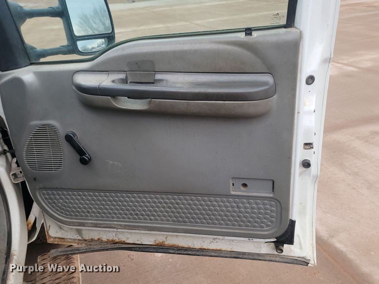 image for item LA9627 2004 Ford  F550 SuperCab flatbed truck