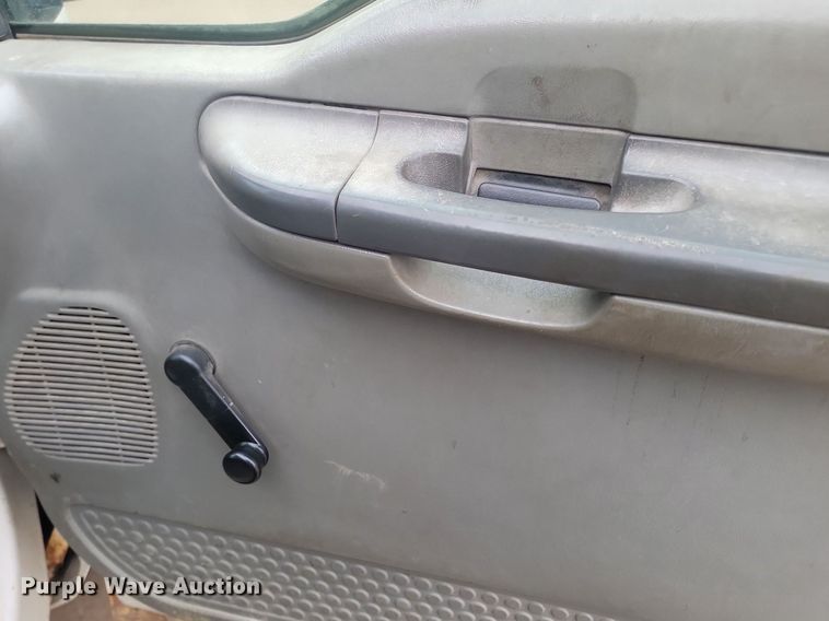 image for item LA9627 2004 Ford  F550 SuperCab flatbed truck