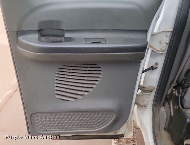 image for item LA9627 2004 Ford  F550 SuperCab flatbed truck