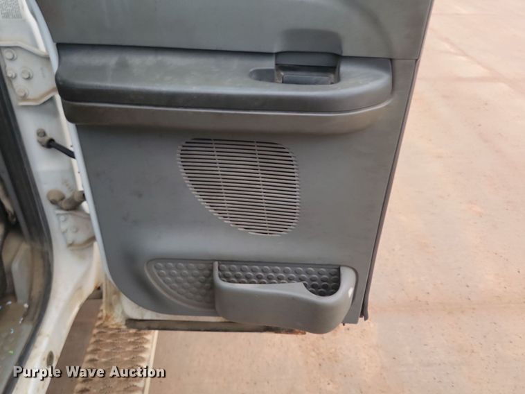 image for item LA9627 2004 Ford  F550 SuperCab flatbed truck