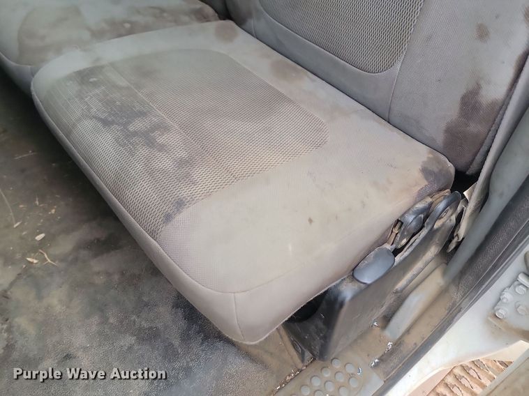 image for item LA9627 2004 Ford  F550 SuperCab flatbed truck