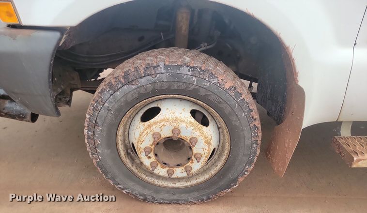 image for item LA9627 2004 Ford  F550 SuperCab flatbed truck