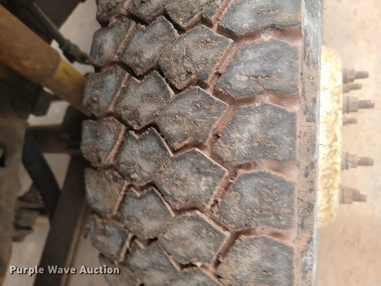 image for item LA9627 2004 Ford  F550 SuperCab flatbed truck