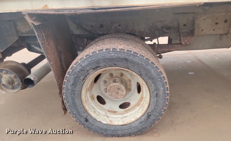 image for item LA9627 2004 Ford  F550 SuperCab flatbed truck