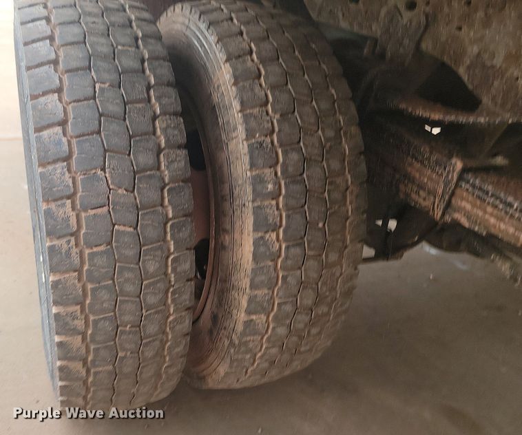 image for item LA9627 2004 Ford  F550 SuperCab flatbed truck