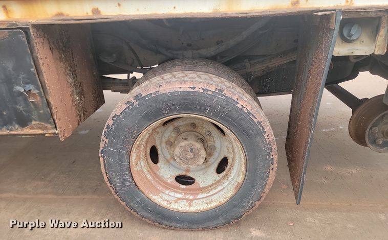 image for item LA9627 2004 Ford  F550 SuperCab flatbed truck
