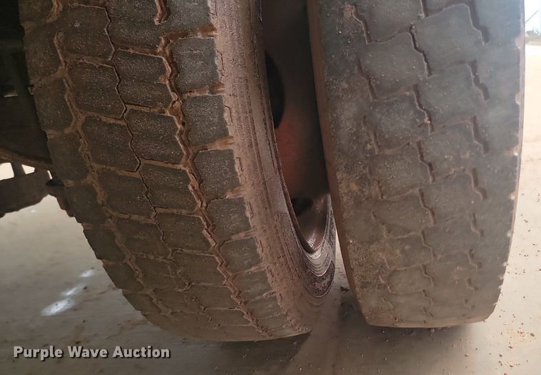 image for item LA9627 2004 Ford  F550 SuperCab flatbed truck