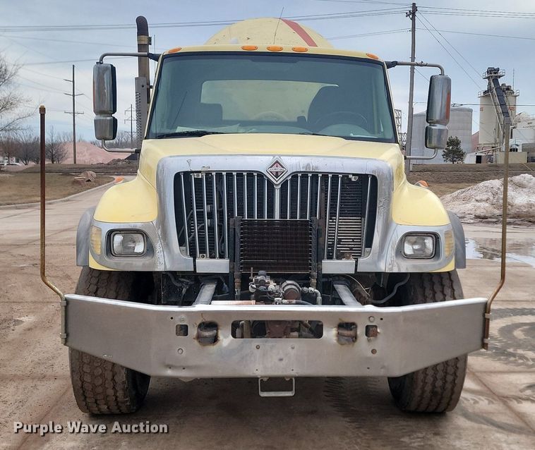 image for item LA9632 2002 International  7400  ready mix truck