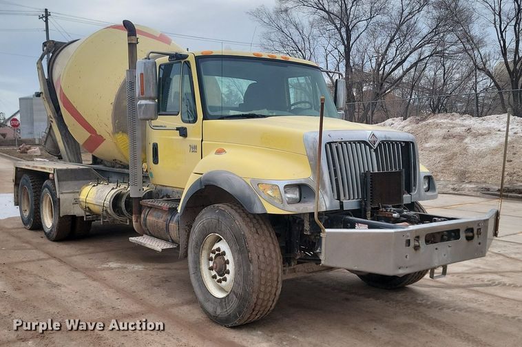 image for item LA9632 2002 International  7400  ready mix truck