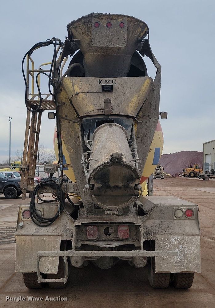 image for item LA9632 2002 International  7400  ready mix truck