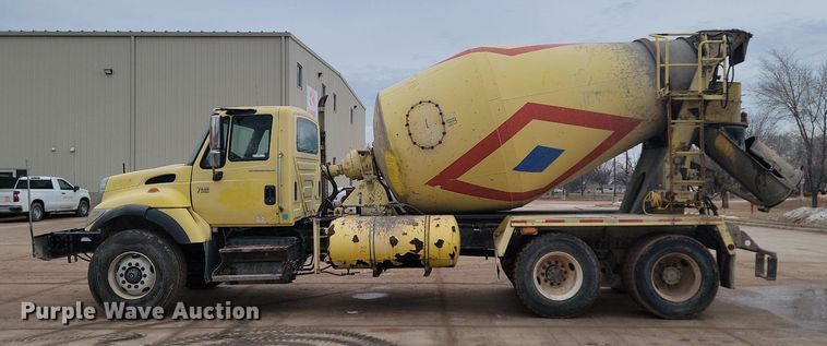 image for item LA9632 2002 International  7400  ready mix truck