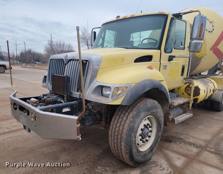 image for item LA9632 2002 International  7400  ready mix truck
