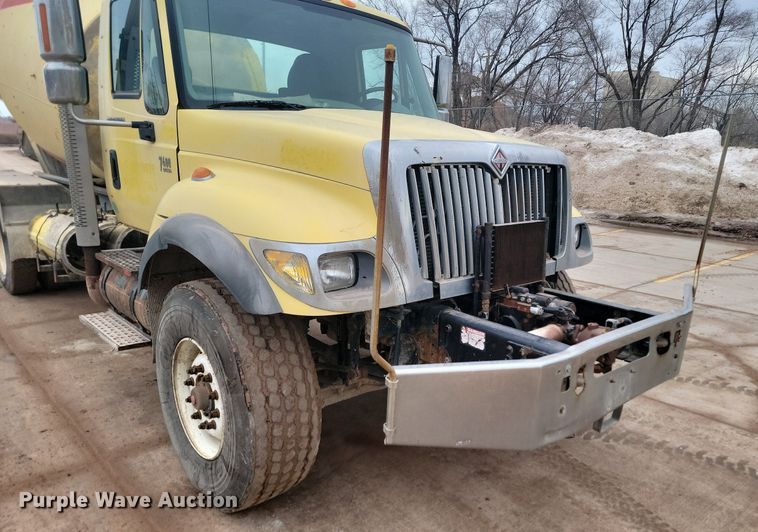 image for item LA9632 2002 International  7400  ready mix truck