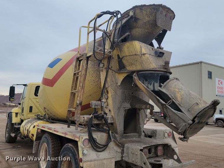 image for item LA9632 2002 International  7400  ready mix truck