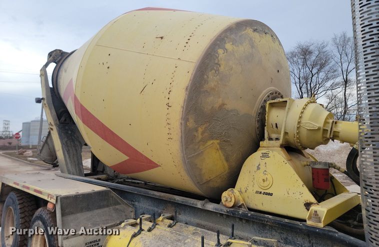 image for item LA9632 2002 International  7400  ready mix truck