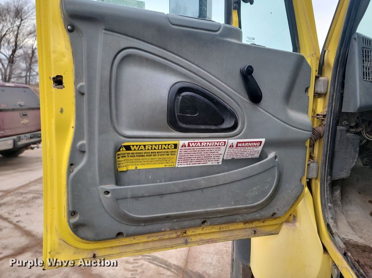 image for item LA9632 2002 International  7400  ready mix truck