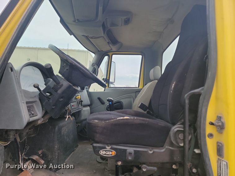 image for item LA9632 2002 International  7400  ready mix truck