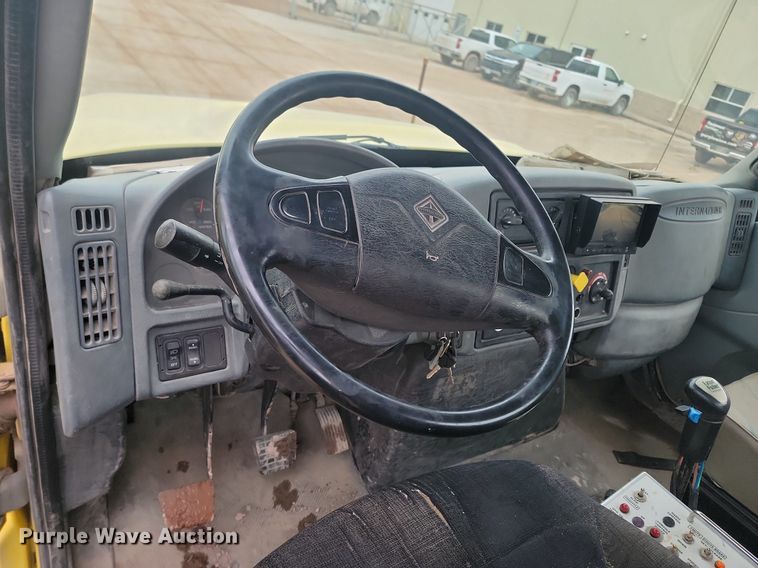 image for item LA9632 2002 International  7400  ready mix truck