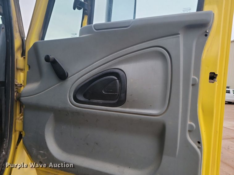 image for item LA9632 2002 International  7400  ready mix truck