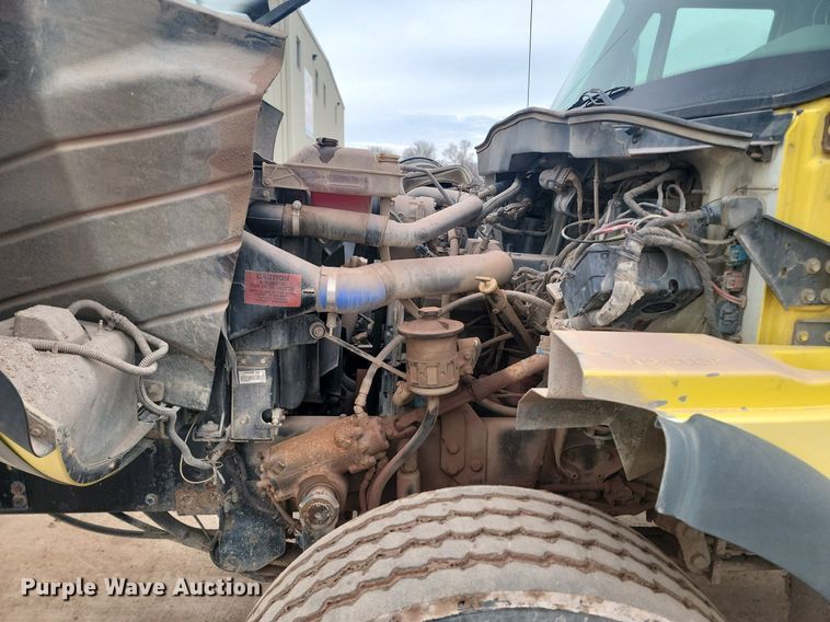 image for item LA9632 2002 International  7400  ready mix truck