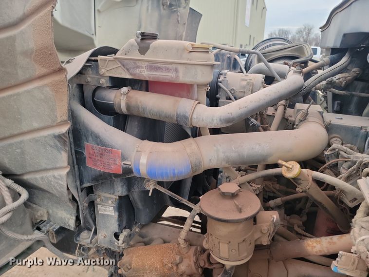 image for item LA9632 2002 International  7400  ready mix truck