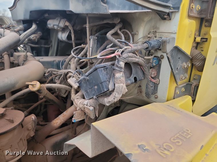 image for item LA9632 2002 International  7400  ready mix truck