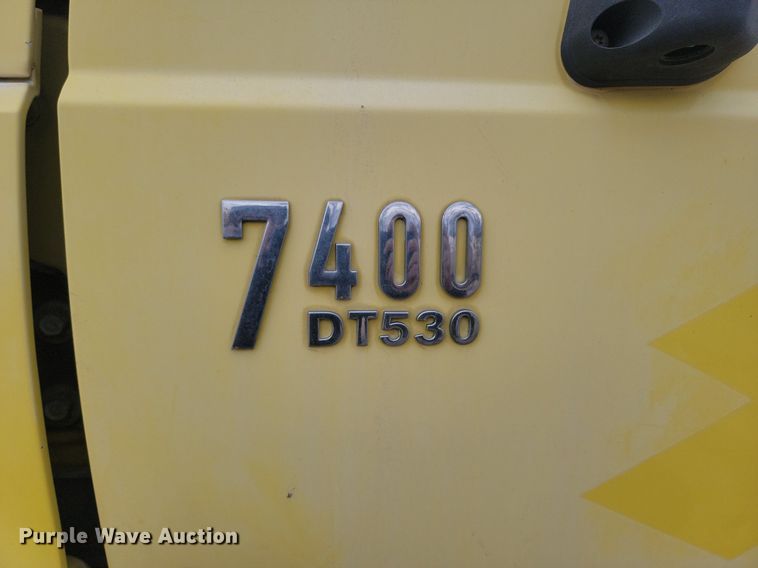 image for item LA9632 2002 International  7400  ready mix truck