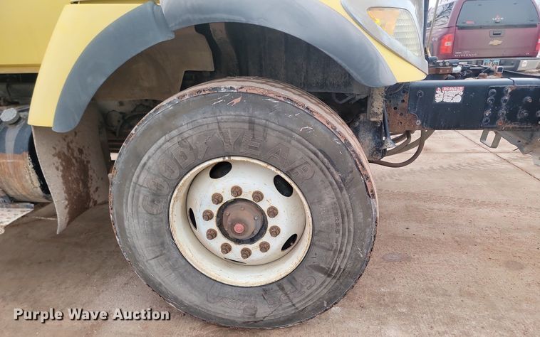 image for item LA9632 2002 International  7400  ready mix truck