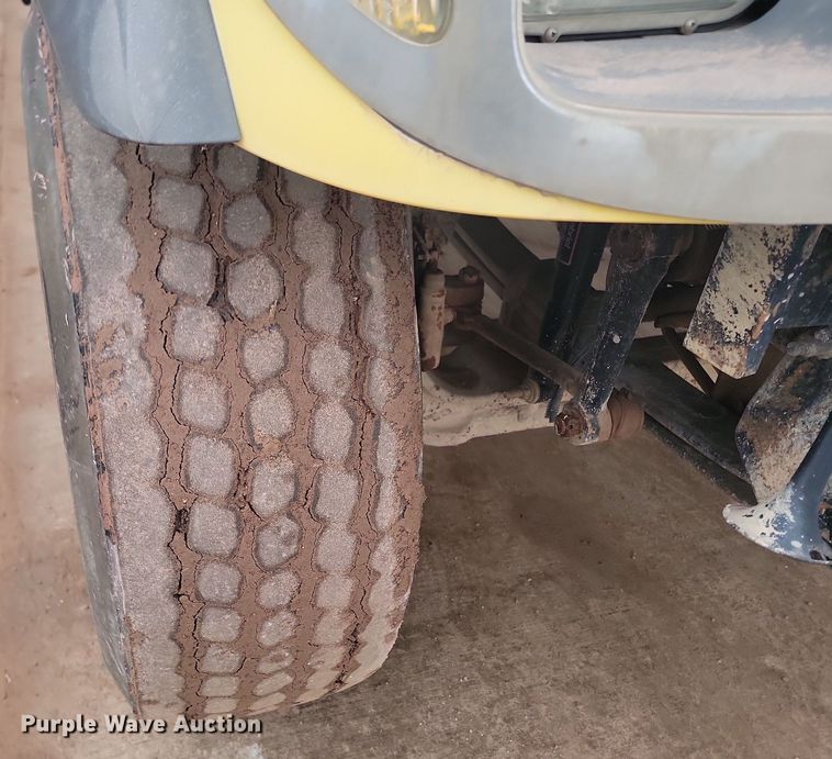 image for item LA9632 2002 International  7400  ready mix truck