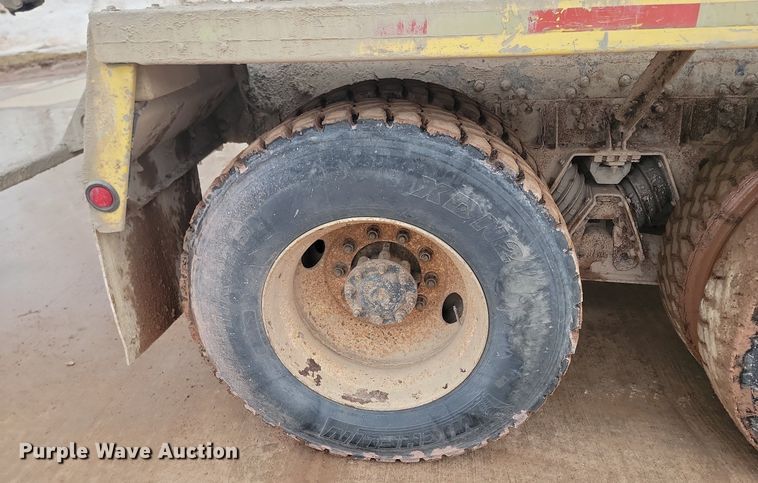 image for item LA9632 2002 International  7400  ready mix truck