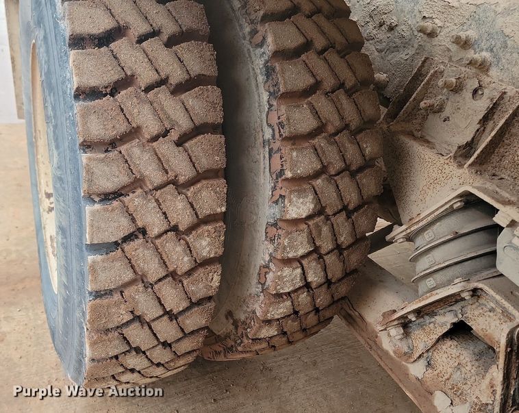 image for item LA9632 2002 International  7400  ready mix truck