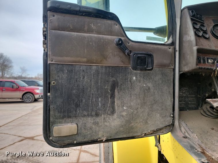 image for item LA9637 2004 Kenworth  W900  ready mix truck