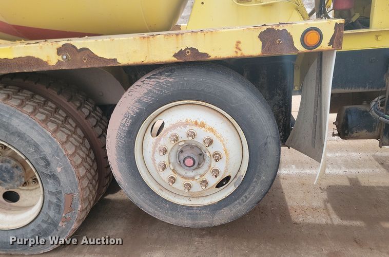 image for item LA9637 2004 Kenworth  W900  ready mix truck