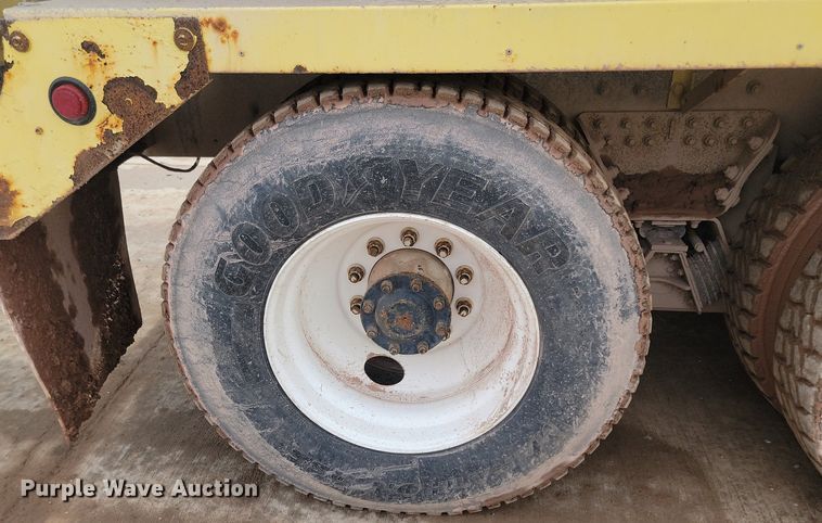 image for item LA9637 2004 Kenworth  W900  ready mix truck