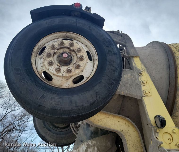 image for item LA9637 2004 Kenworth  W900  ready mix truck