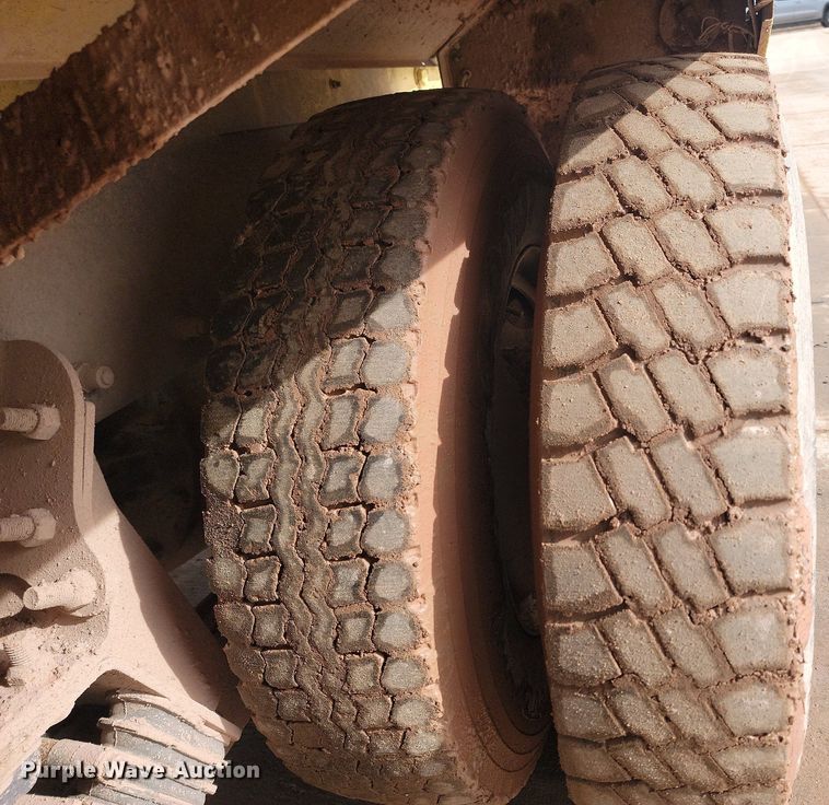 image for item LA9637 2004 Kenworth  W900  ready mix truck